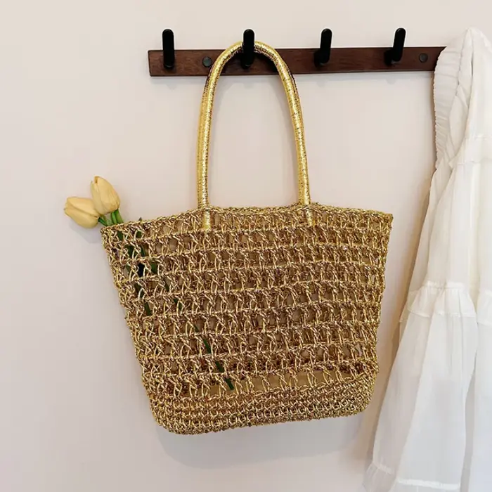 Sac cabas doré tressé à l'épaule