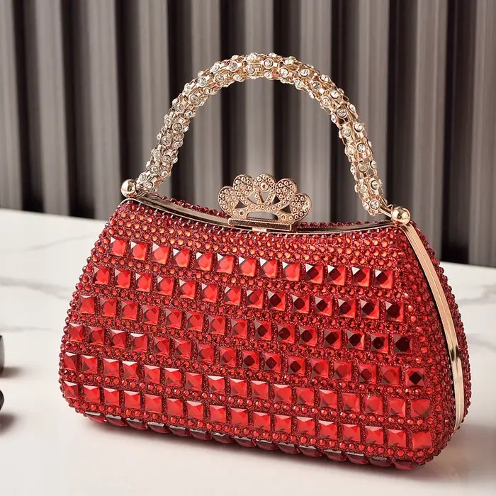 Sac à main femme argenté brillant avec fermoir couronne
