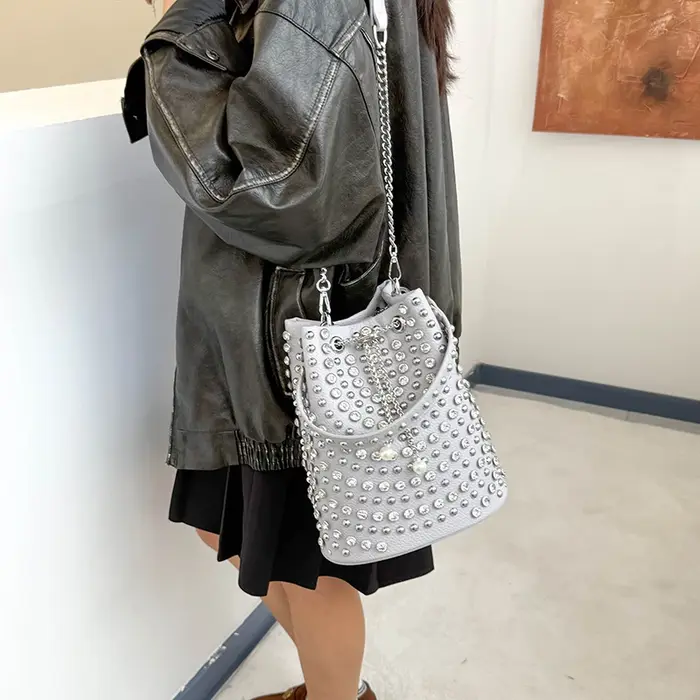 Sac seau clouté LEFTSIDE avec breloque en perles