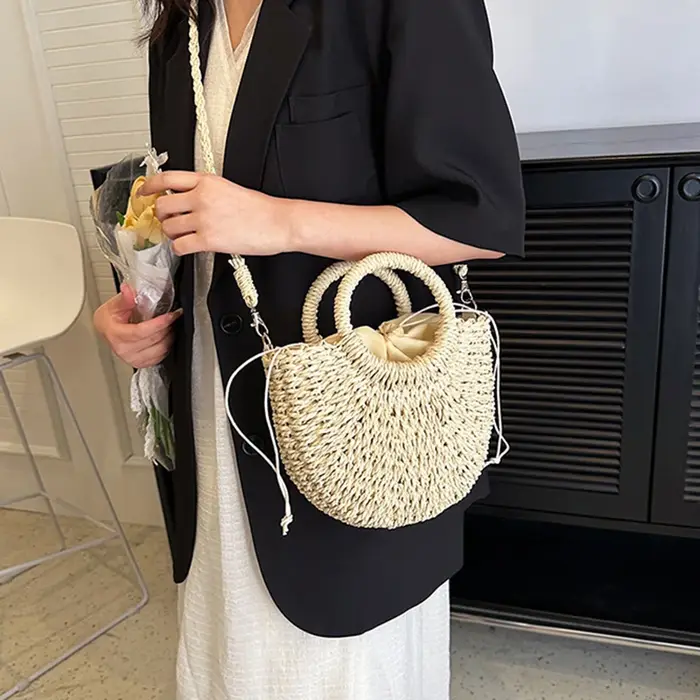 NOUVEAU Sac de plage demi-lune en paille tressée à la main pour femme