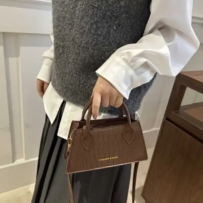 Sac à main élégant rouge bordeaux