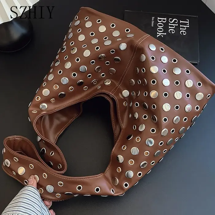 Sac à bandoulière de luxe pour femmes Vintage classique Punk personnalisé Rivet poche moto fille sac à bandoulière Bolsos Lujo