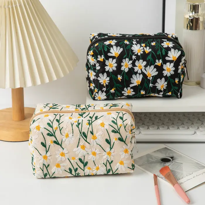 Petite trousse de maquillage brodée motif marguerite