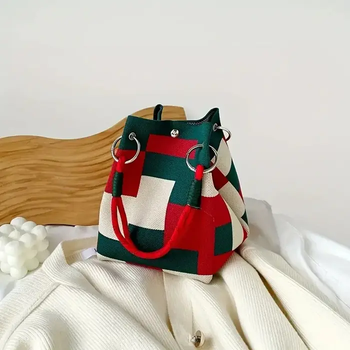 Ce sac à main seau rétro tricoté multicolore est simple et bloquant les couleurs