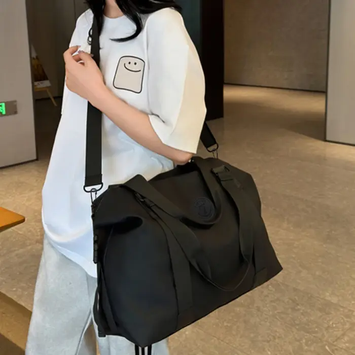 Sac de sport Chic avec emblème et détails pour les voyages quotidiens