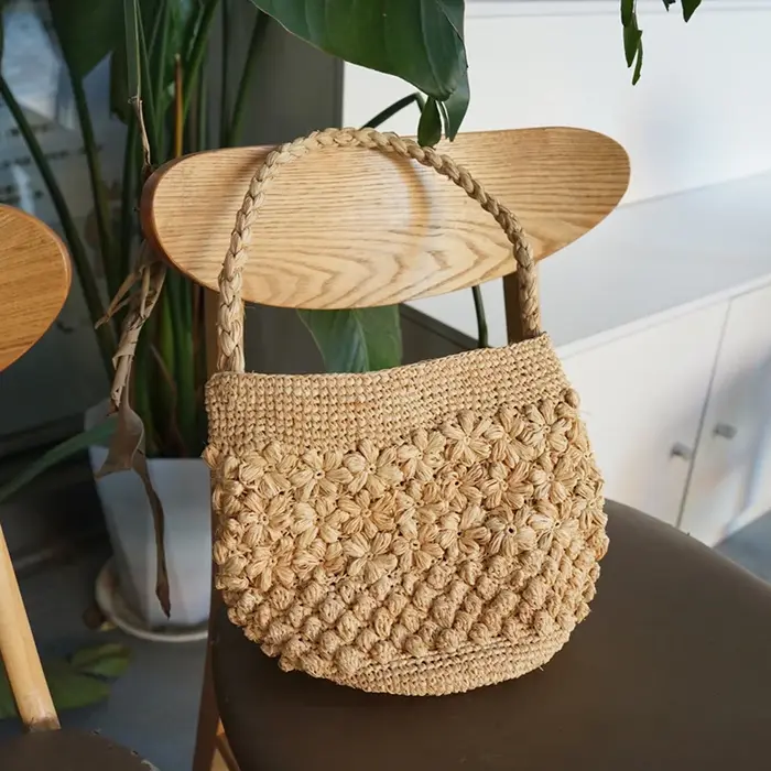 Sac à bandoulière bohème en raphia tressé à motif floral ajouré