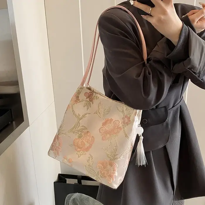 Sacs à bandoulière à loquet en soie de couleur unie