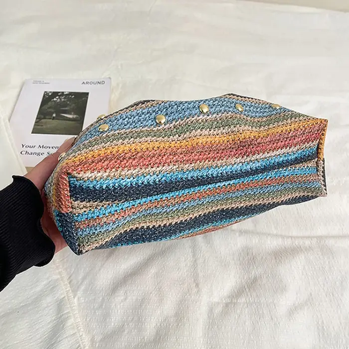Pochette de soirée en paille tressée à rayures arc-en-ciel