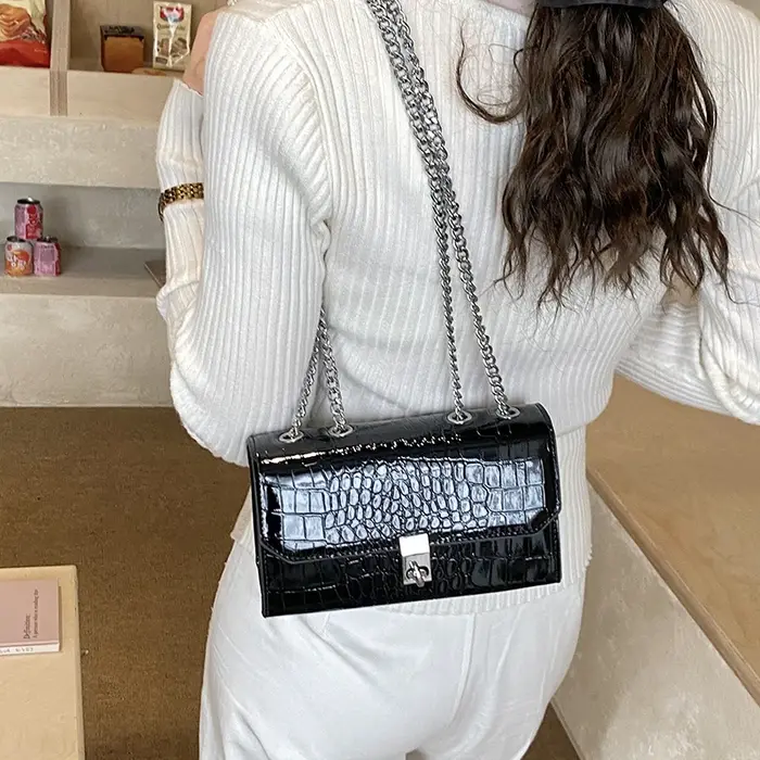 Sac à main noir en similicuir façon crocodile