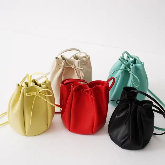 Sac seau à cordon en peau de mouton 2025 nouveau design de niche de printemps sac à bandoulière en cuir véritable mini