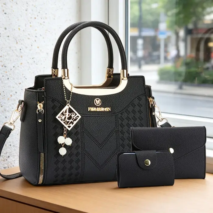 Ensemble de 3 sacs à main en cuir PU grainé lychee. Ce sac bandoulière uni pour femme présente une texture haut de gamme.