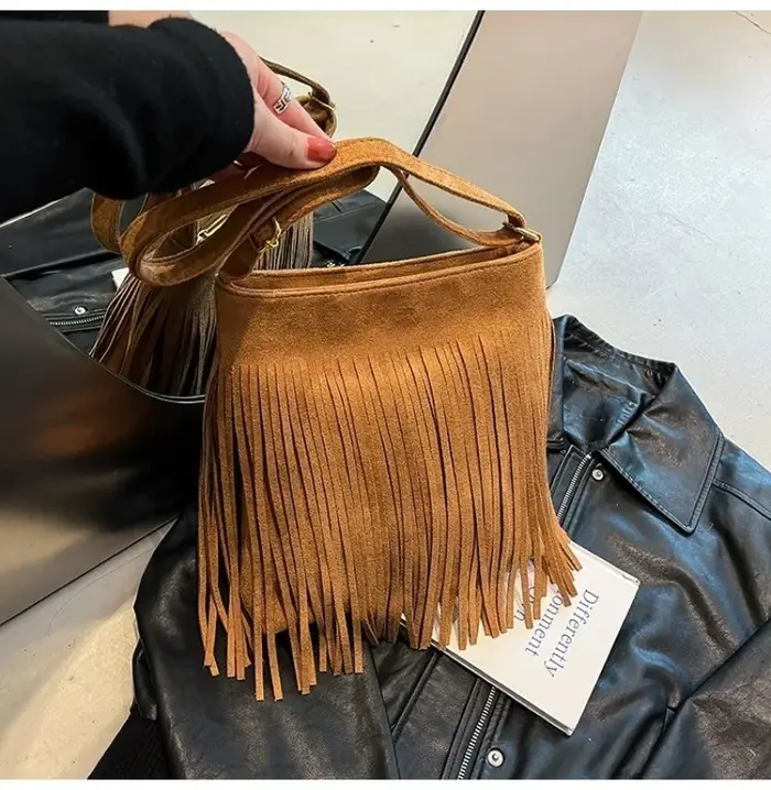 Sac à bandoulière en daim camel pour femme avec franges et sangle réglable