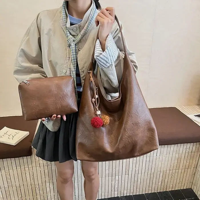 Sac à bandoulière à la mode pour femmes fabriqué en cuir fin avec charme minimaliste et matériau résistant à l'eau