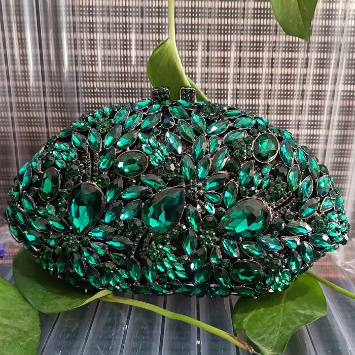 Pochette de soirée avec strass dorés pour femmes