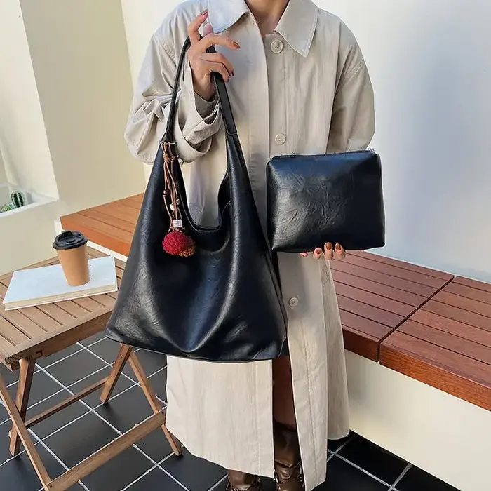 Sac à bandoulière à la mode pour femmes fabriqué en cuir fin avec charme minimaliste et matériau rés