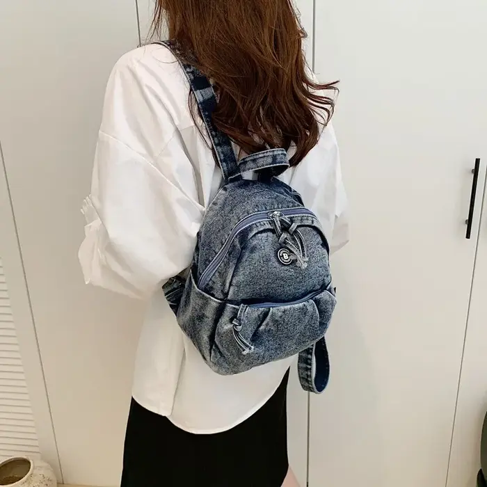 Mini sac à dos en denim décontracté – Sac à dos de tous les jours pour femmes, sac à dos tendance, compact et léger pour un style de rue sans effort