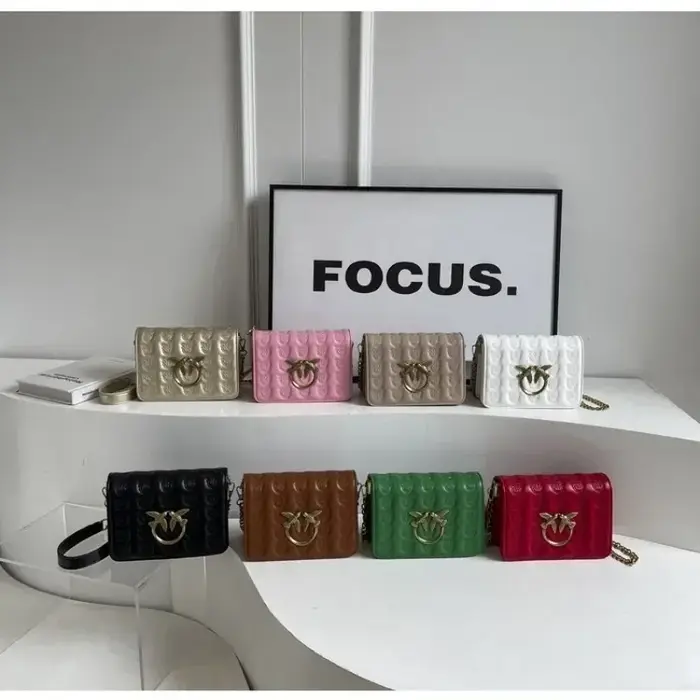 Sac à langer en cuir de créateur haut de gamme : Sac bandoulière élégant pour femme au style minimaliste et grande