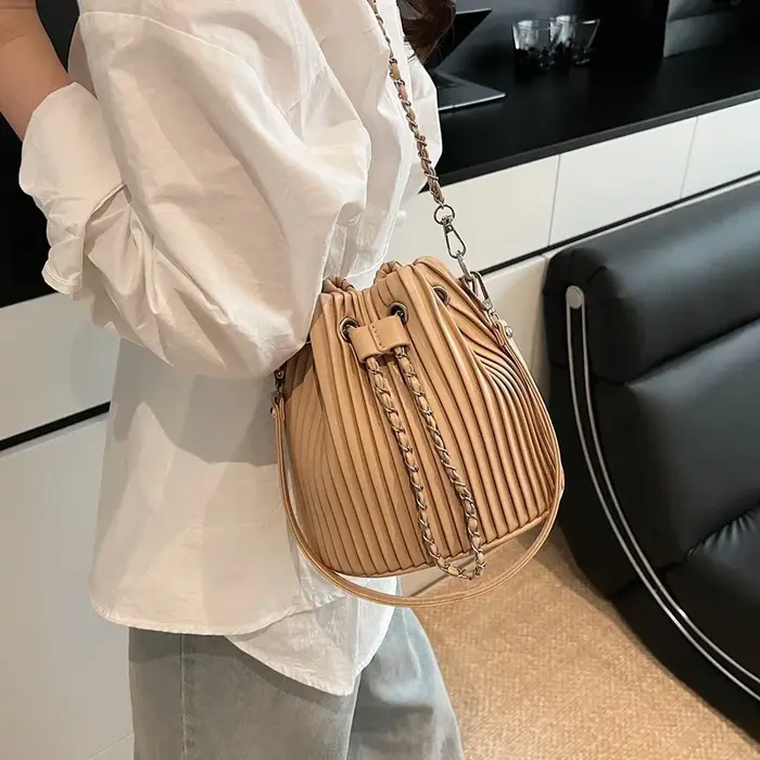 Sac noir pour femmes, sac à bandoulière tendance avec design plissé