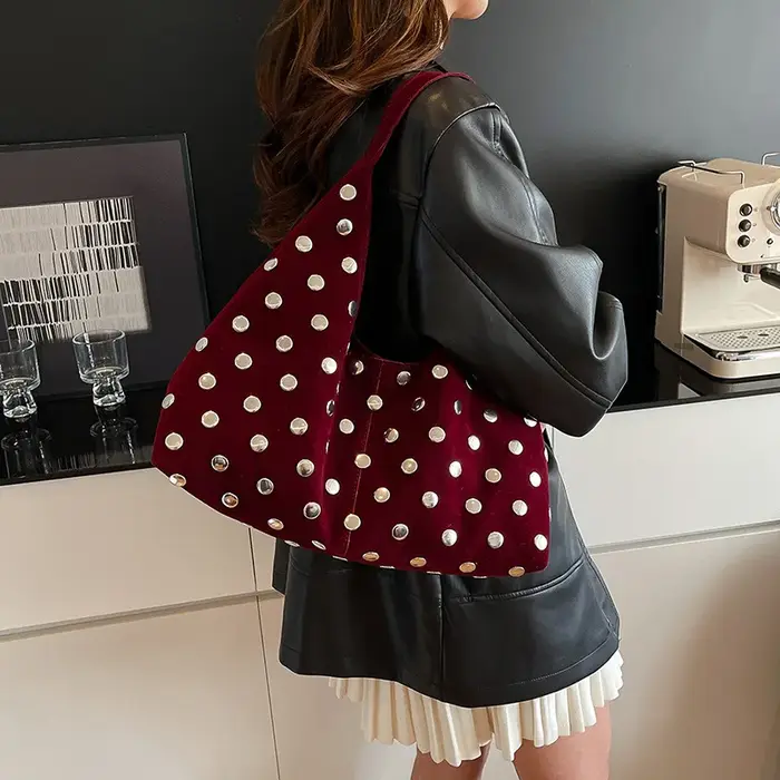 Sac fourre-tout en daim marron clouté pour femme