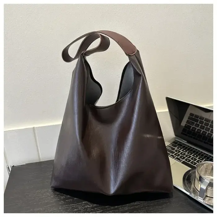 Sac à main marron en cuir souple pour femme