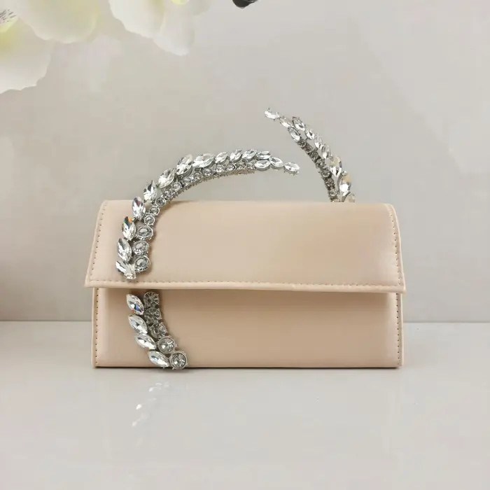 Sac à main en satin orné de diamants brillants