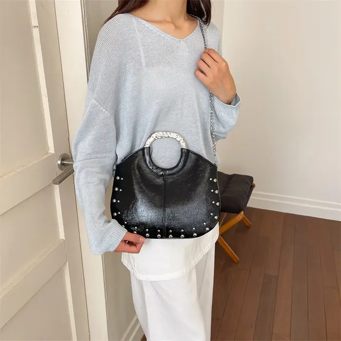 Sac à main vintage bordeaux pour femme, style punk, décorations rivets, sacs à bandoulière chaîne, nouveaux sacs de luxe de créateur 2026 pour femmes