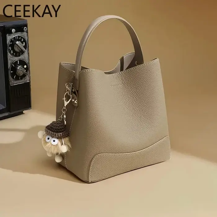 Nouveau Sac Seau en Cuir Kaki CEEKAY 2026 – Sac à Bandoulière Minimaliste avec Adorable Pendentif en Peluche – Sac à Main Décontracté pour Femme