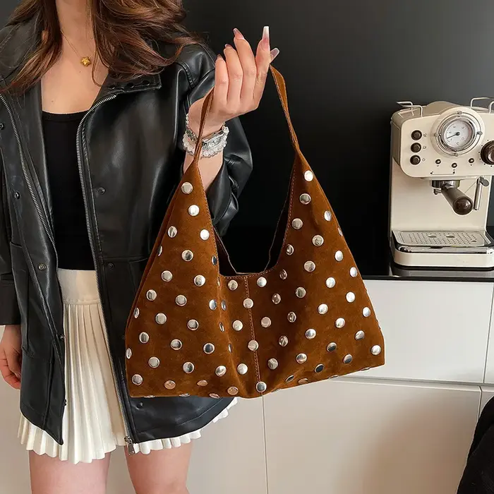Sac fourre-tout en daim marron clouté pour femme