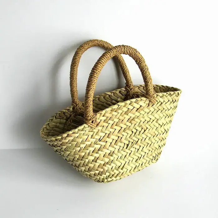 Sac à main triangulaire en herbe tissé Oblique