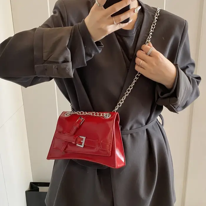 Sac à main rouge de marque