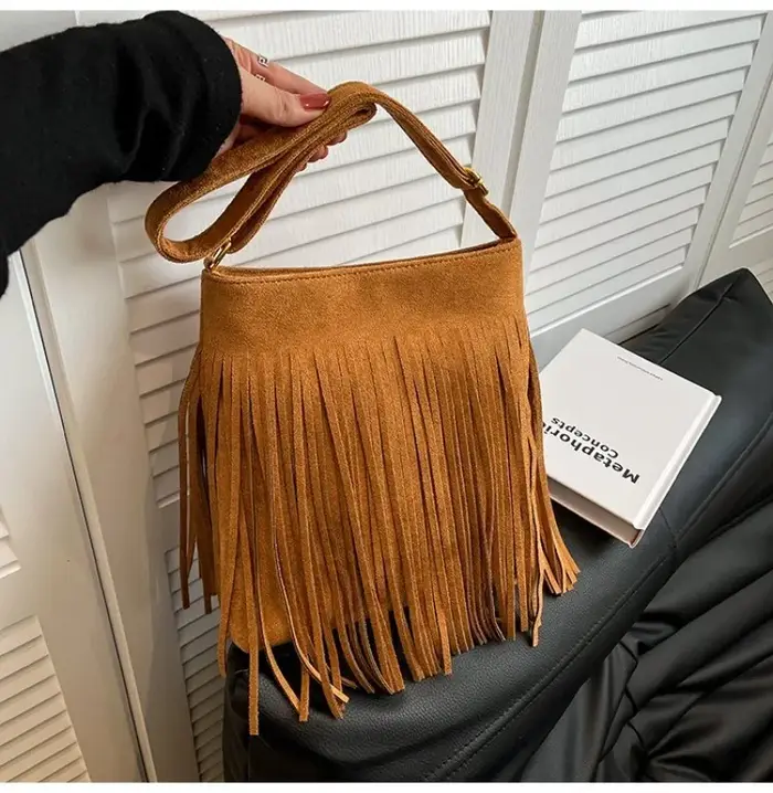 Sac à bandoulière en daim camel pour femme avec franges et sangle réglable