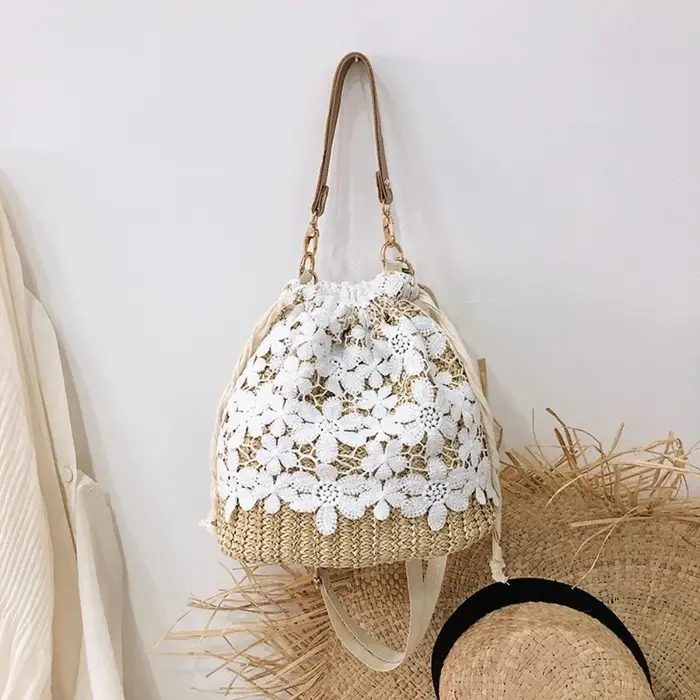 Sac à bandoulière en paille et dentelle