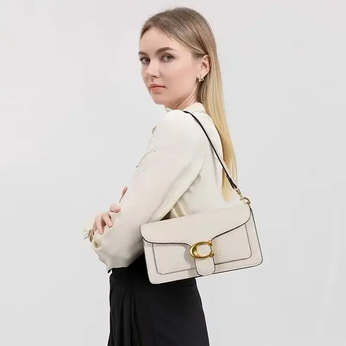 Sac à bandoulière en cuir minimaliste avec rabat logo pour femme