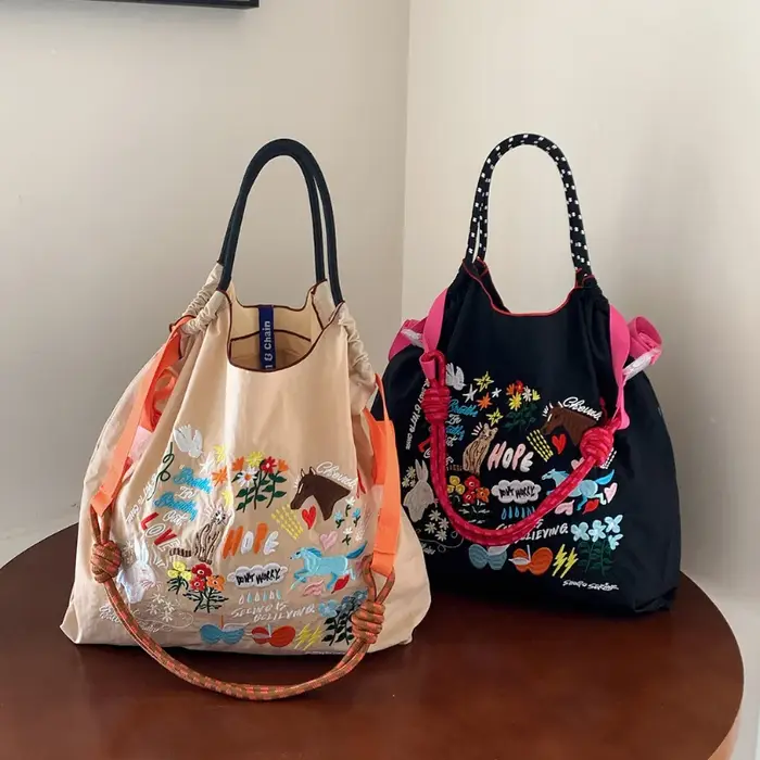 Sac à bandoulière pour femme avec broderie style graffiti