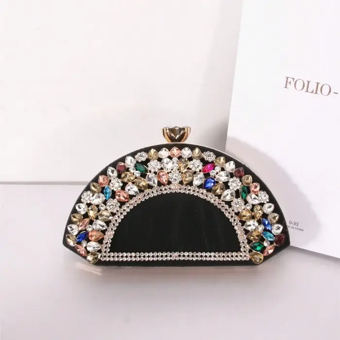 Collection de luxe Quatre sacs à main semi-circulaires élégants en noir rose argent scintillant avec des accents dorés pierres précieuses colorées