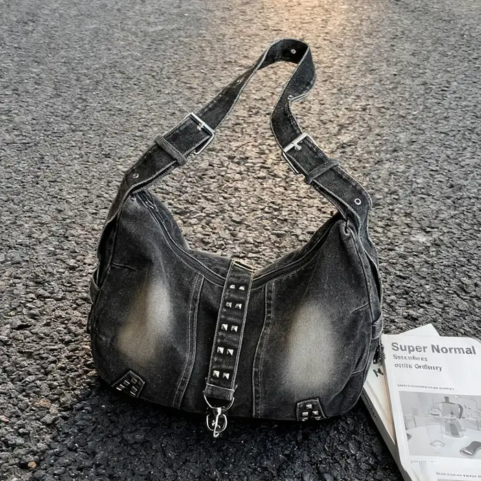 Sac fourre-tout en jean vieilli style vintage pour femme avec accents cloutés