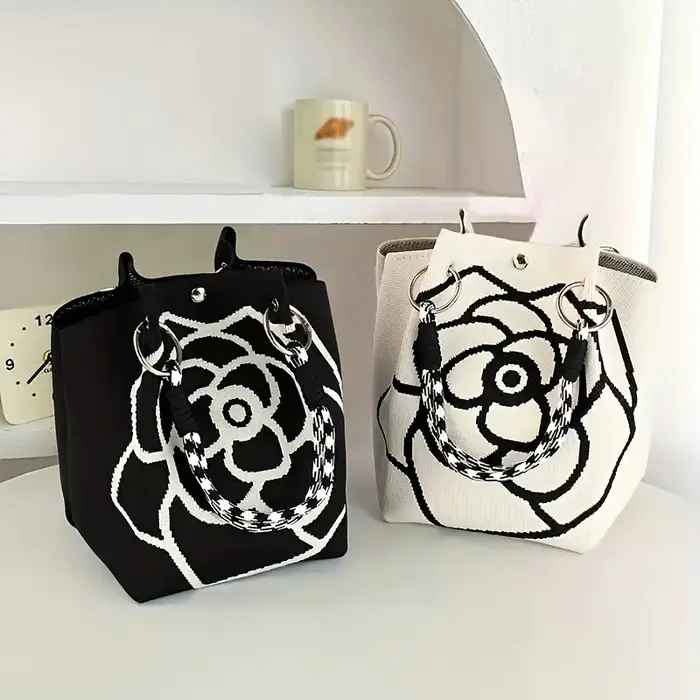 Sac à main tricoté à motif de fleurs noir et blanc