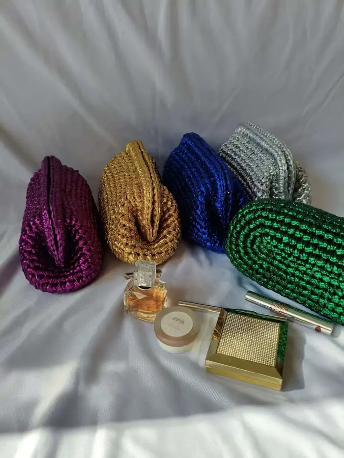 Sac à main en tissu argenté tressé avec clip crochet