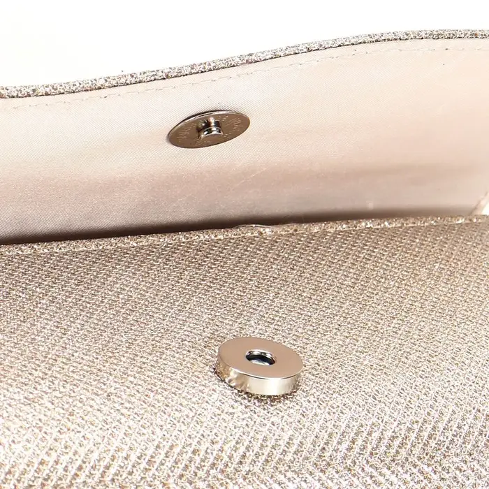 Sac à main élégant et brillant avec chaîne argentée