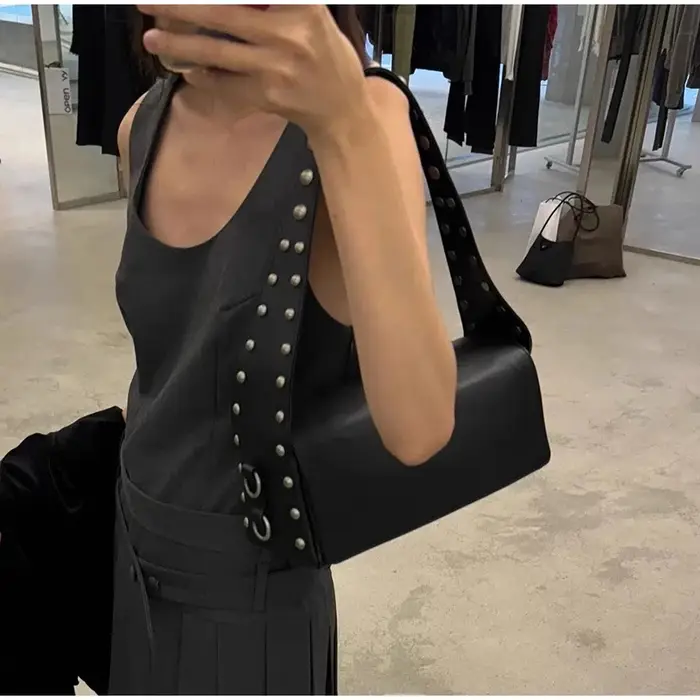 Mode coréenne Rivet sac léger marque de luxe Niche personnalité rétro Cool polyvalent épaule bandoulière sous les bras noir sac de banlieue
