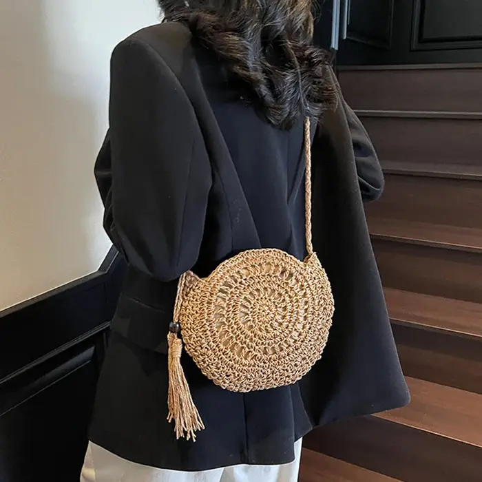 Sac à bandoulière rond en paille tressée pour femme, sac de plage d'été fait main en corde de papier souple avec pompon