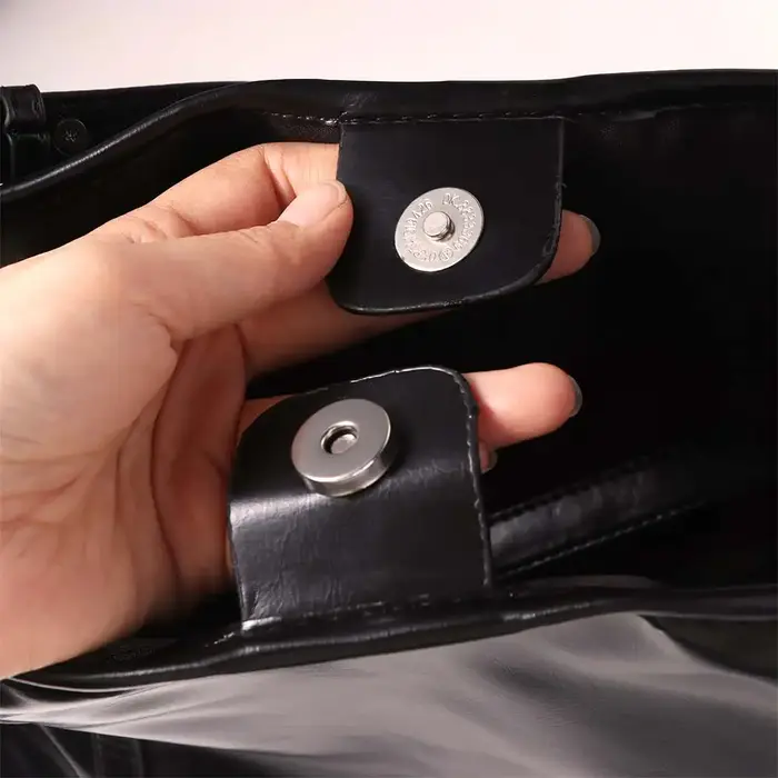 Sac fourre-tout noir en cuir PU pour étudiants et professionnels, sac à bandoulière noir uni, grand sac à main pour le shopping