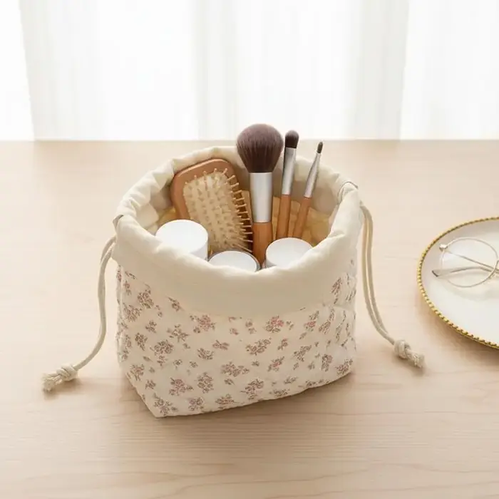 Jolie pochette à cordon pour cosmétiques avec motif nœud rose – Design matelassé durable pour femmes