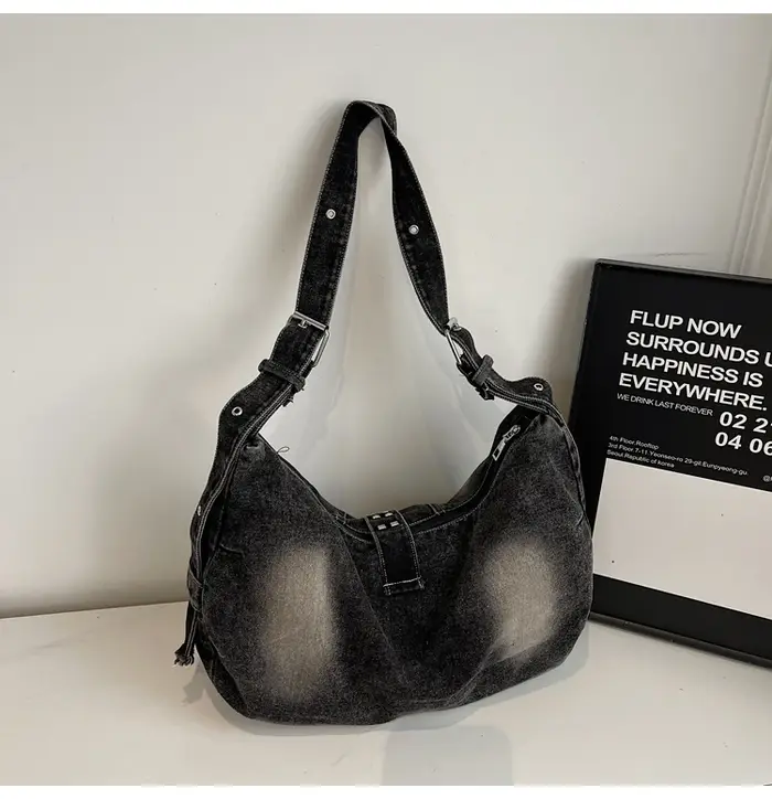 Sac fourre-tout en jean vieilli style vintage pour femme avec accents cloutés