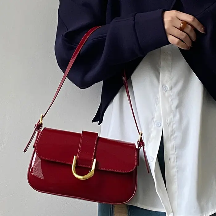 Sac messager en cuir verni pour femme