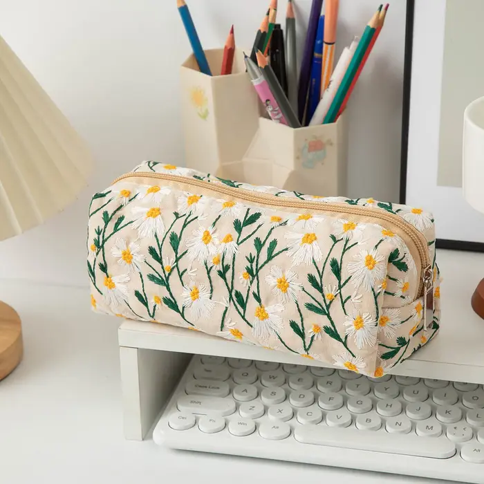 Petite trousse de maquillage brodée motif marguerite