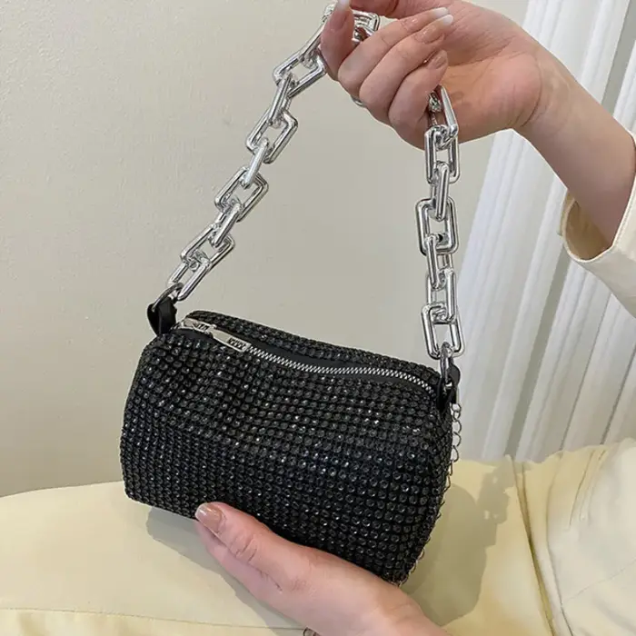 Sac seau entièrement orné de strass