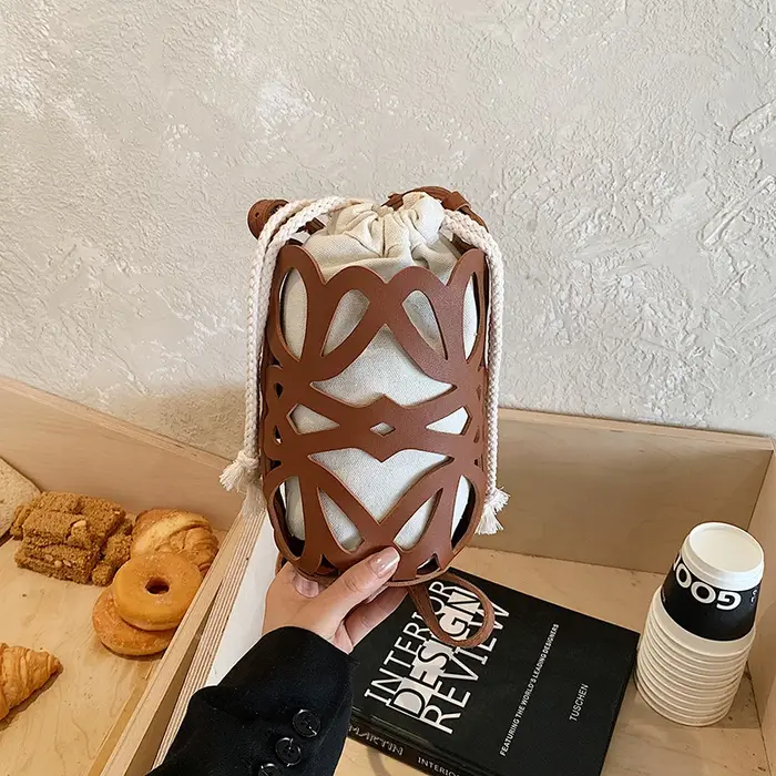 Sac bandoulière mini seau ajouré en PU uni avec cordon de serrage et sangle réglable