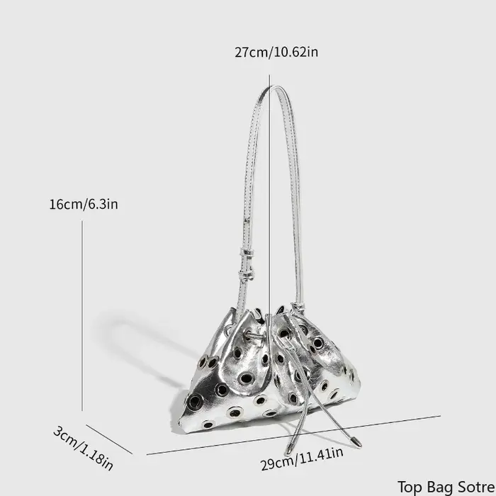 Sac seau pour femme à clous et découpes