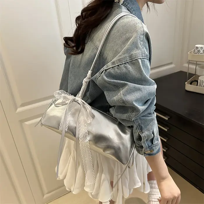 Sac à bandoulière carré en dentelle avec nœud